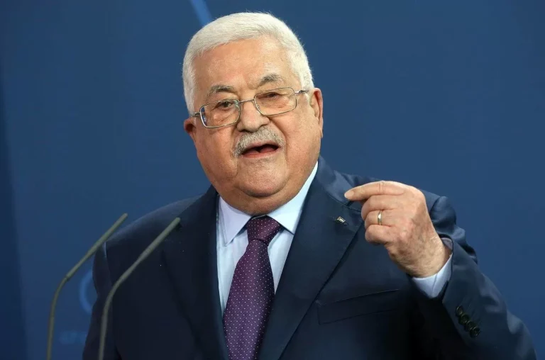 إعلامي جزائري: ماذا ينتظر سكان الضفة للسيطرة على مقر السلطة الفلسطينية برام الله؟ تراجع شعبية محمود عباس