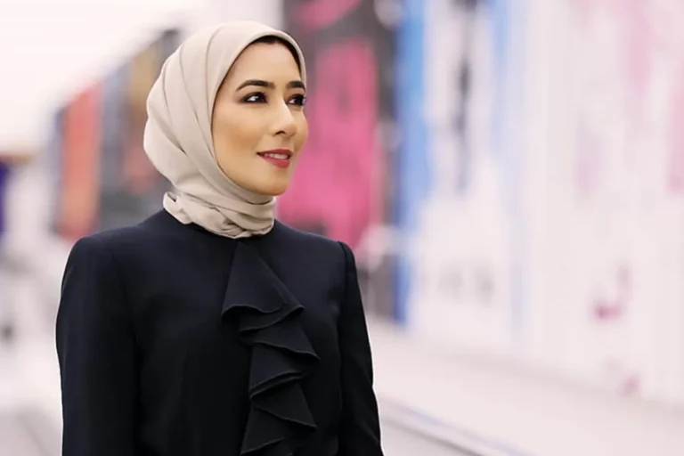 أفضل نشرة جوية في العالم تقدمها مريم القبندي في تلفزيون الكويت (فيديو) أفضل نشرة جوية في العالم أثبتتها مذيعة كويتية في التلفزيون الرسمي لبلادها أن المبادئ لا تتجزأ وأن مقولة فصل الرياضة أو الفن أو حتى أحوال الطقس عن السياسة والقضايا المحقة أمر غير مقبول في فيديو وصفه الرواد: "أفضل نشرة جوية في العالم".