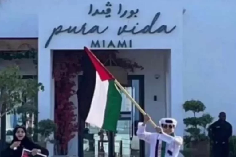 انتشرت دعوات شعبية واسعة على منصات التواصل في قطر، لمقاطعة وإغلاق مطعم في "جزيرة المها"، أبدى صاحبه الانحياز للاحتلال الإسرائيلي تزامنا مع عملية "طوفان الأقصى"، رغم كل الجرائم التي يرتكبها بحق الفلسطينيين في غزة ومختلف الأراضي الفلسطينية.