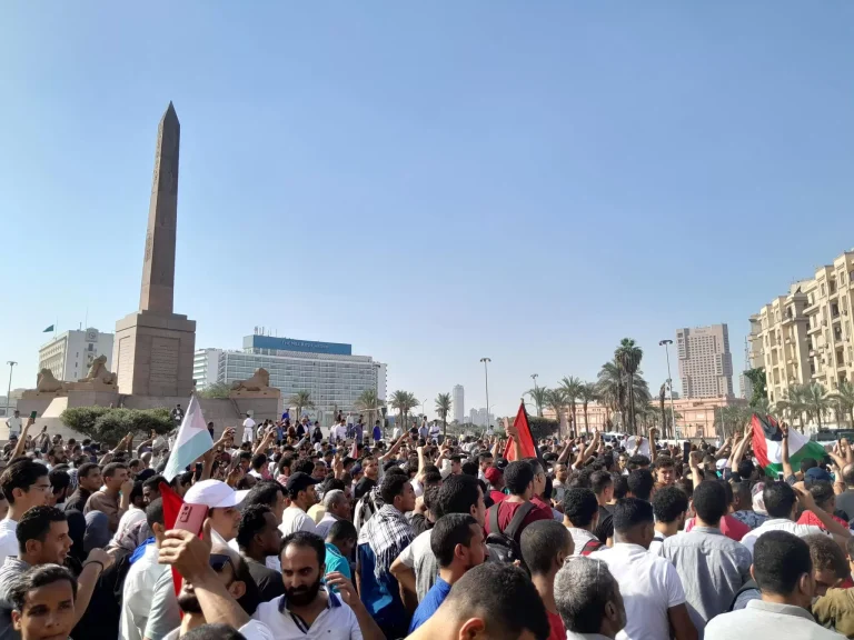 تظاهرات دعم غزة تتجه لميدان التحرير وأمن السيسي يغلقه وينشر قوات خاصة مظاهرات حاشدة في ميدان التحرير بمصر دعما لغزة وفلسطين