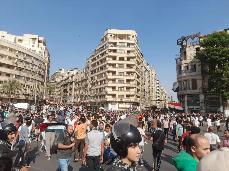 هتافات المتظاهرين في ميدان التحرير تنقلب ضد السيسي: عيش حرية عدالة اجتماعية! (شاهد) مظاهرات ميدان التحرير