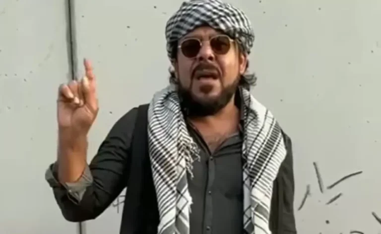 من مصر.. شاهد ما فعله منذر رياحنة عند معبر رفح لدعم غزة (فيديو) منذر رياحنة