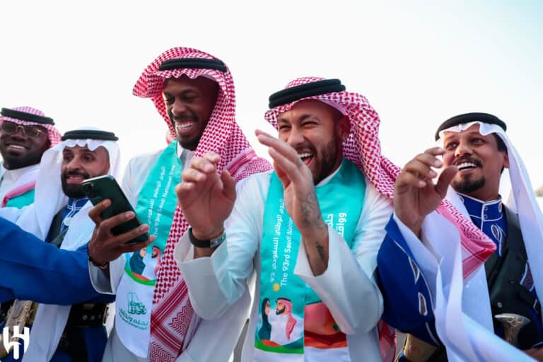 لاعب كرة القدم البرازيلي نيمار جونيور أثناء أدائه رقصة العرضة