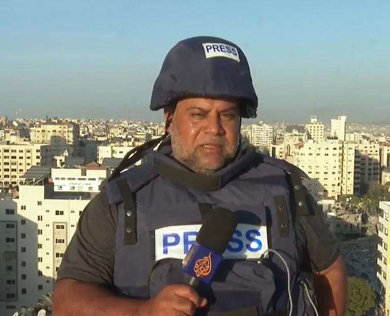 دفن عائلته صباحا.. الدحدوح يتحدى الاحتلال ويواصل التغطية على الجزيرة عودة وائل الدحدوح للتغطية الإعلامية