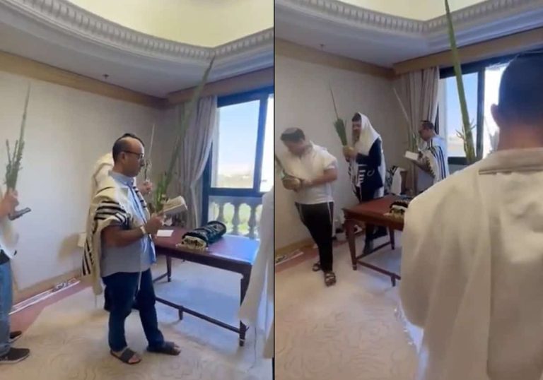 وزير الاتصالات الإسرائيلي يؤدي طقوسا تلمودية في كنيس مؤقت بمقر إقامته بالسعودية (فيديو)