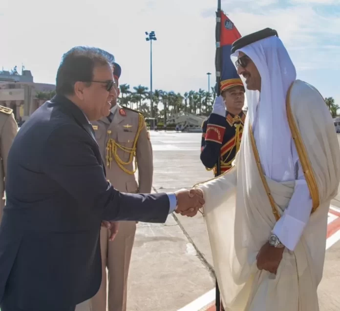 وصول أمير قطر إلى القاهرة للمشاركة في قمة السلام