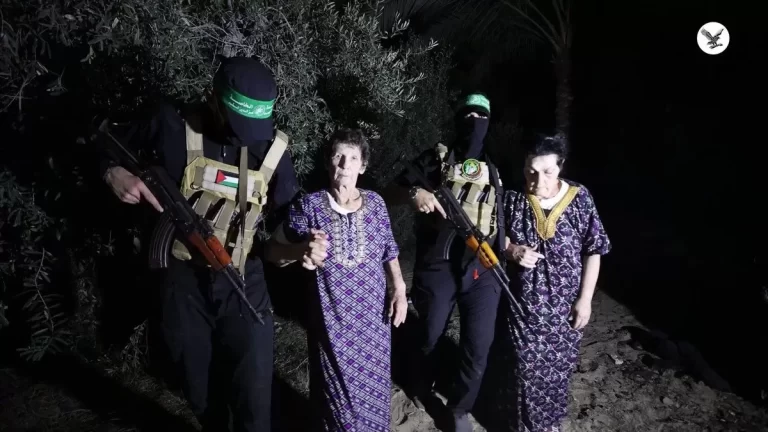إسرائيلية تعود لوداع مقاتل من القسام..الفيديو الأكثر انتشاراً على مواقع التواصل (شاهد) الأسيرتين يوخفد ليفشيتز ونوريت يتسحاك برفقة مقاتلي القسام