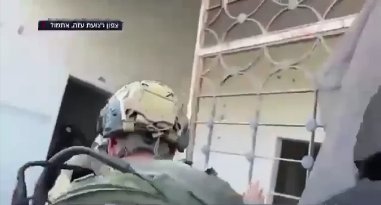 فيديو مثير لهروب جنود الاحتلال بسبب صوت طلقات نارية على تخوم غزة لحظة هروب قوات الاحتلال بعد تعرضهم لإطلاق النار