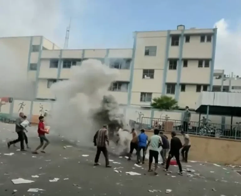 جرائم حرب إسرائيلية.. لحظة إسقاط قنابل فسفور أبيض على مدارس الأونروا في غزة استهداف مدرسة تابعة للأونروا بالفسفور الأبيض