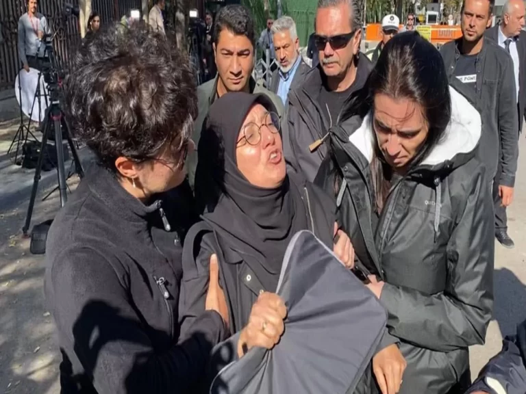 “بلينكن قاتل الأطفال” هتاف سيدة تركية قرب مبنى الخارجية في أنقرة (فيديو) "بلينكن قاتل الأطفال" هتاف سيدة تركية قرب مبنى الخارجية في أنقرة (فيديو)