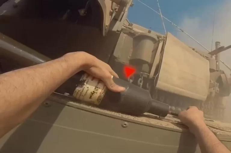 كمين قسامي نوعي يفتك بعدد كبير من قوات الاحتلال.. تفجير عبوات ثم إجهاز من المسافة صفر مقاتل قسامي يضع عبوة ناسفة على دبابة إسرائيلية