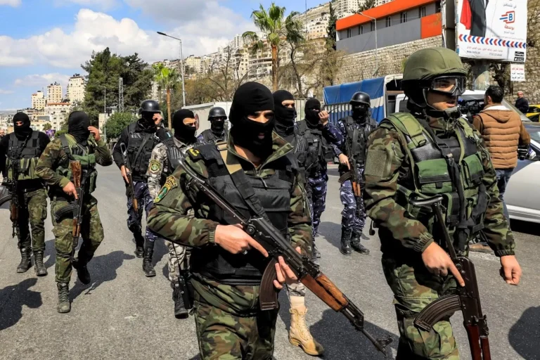 سياسي فلسطيني: 80 ألف بندقية بيد السلطة الفلسطينية .. ماذا لو تحرك عشرها لأجل غزة؟ تطرق السياسي الفلسطيني حذيفة عبد الله عزام نجل عبد الله عزام إلى الأسلحة التي تملكها السلطة الفلسطينية التي يقودها محمود عباس، متسائلاً: "ماذا لو استخدم عشرها فقط لنصرة غزة".