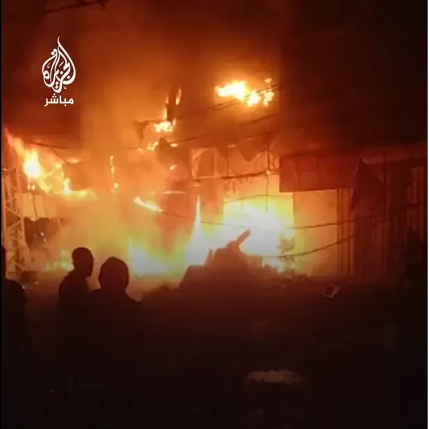 غزة عاشت أصعب لياليها والقصف استمر لآخر لحظة.. كيف كانت ساعات ما قبل بدء الهدنة؟ اندلاع النيران في منزل بعد قصفه من قوات الاحتلال ساعات قبل بدء الهدنة