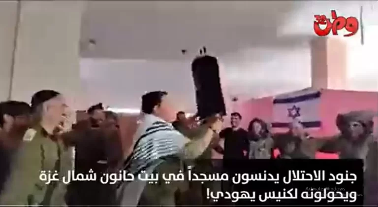 حرب دينية.. جنود الاحتلال يدنسون مسجداً ويرددون شعائر تلمودية (فيديو) تدنيس مسجد في بيت حانون