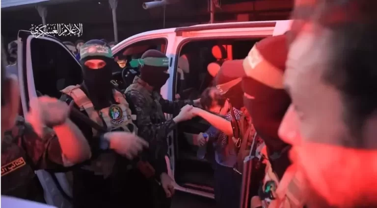 تعامل إنساني ونظرات ود من الرهائن.. القسام تسلم أول دفعة من الأسرى كتائب القسام تسلم الأسرى الإسرائيليين
