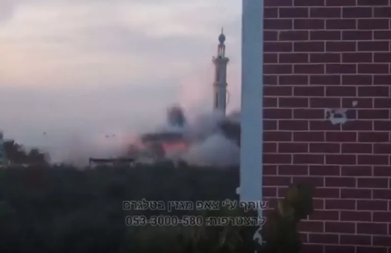 جنود إسرائيليون يقصفون مسجدا في غزة