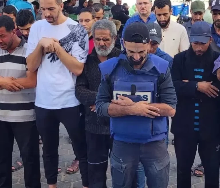انهيار مصور “الأناضول” محمد العالول بعد استشهاد أبنائه وأشقائه في مجزرة مخيم المغازي (شاهد) محمد العالول يصلي الجنازة على أطفاله برفقة عدد من الفلسطينيين
