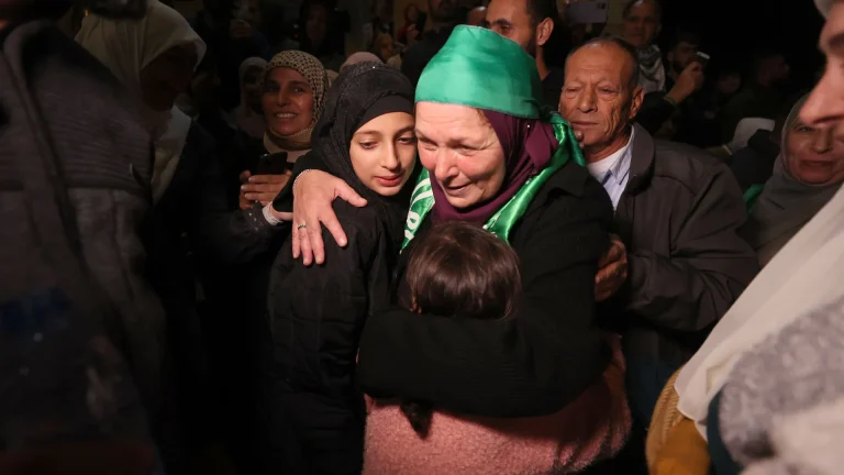 حنان البرغوثي تروي كيف تلقت الأسيرات خبر “طوفان الأقصى” ورد فعل الإسرائيليين (فيديو) حنان البرغوثي
