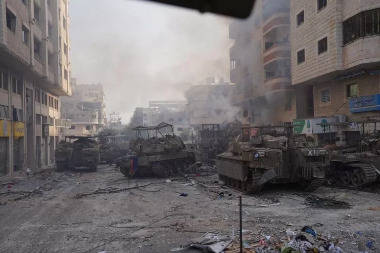 تعليق للتاريخ من حفيظ دراجي على صورة الدبابات التي حولتها المقاومة لـ”خردة” في غزة دبابات مدمرة في شوارع غزة
