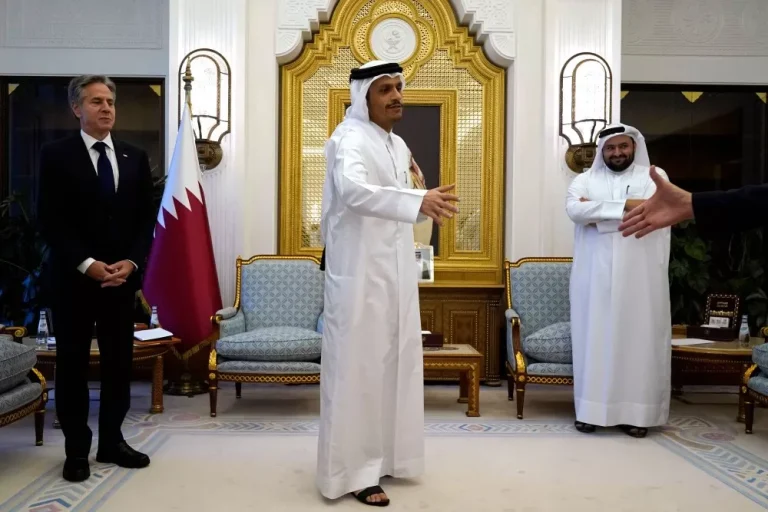 رئيس مجلس الوزراء القطري ووزير الخارجية القطري محمد بن عبد الرحمن آل ثاني ووزير الخارجية الأمريكي أنتوني بلينكن