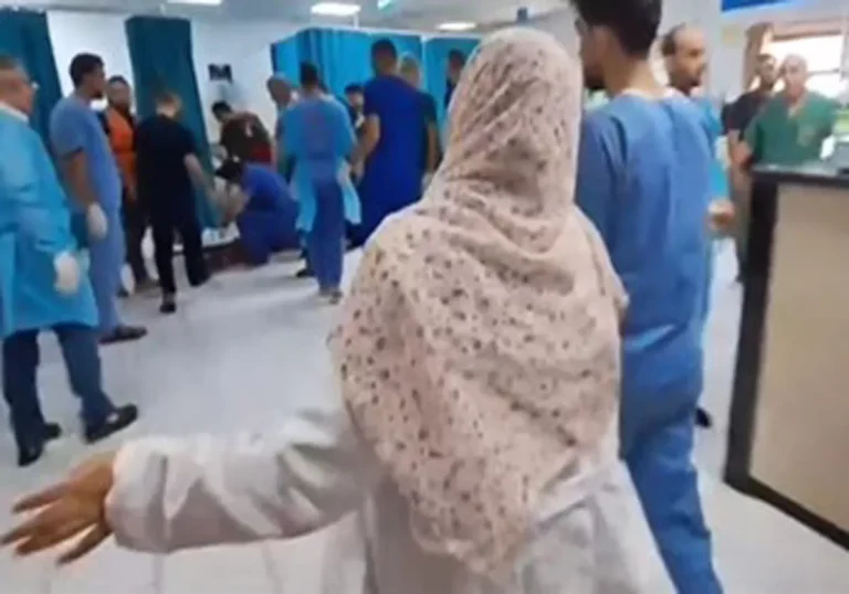 ممرضة بالمشفى الإندونيسي شمال غزة تُفجع بعد رؤية ابنتها على حمالة المصابين (فيديو) ممرضة فلسطينية تفجع بعد رؤية ابنتها على حمالة المصابين بغزة