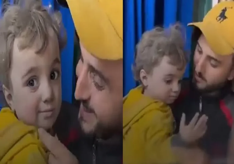 طفل فلسطيني يبتسم بعد إخراجه من الركام في غزة