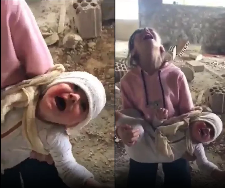طفلة فلسطينية تحمل شقيقها الصغير وتصرخ بعد ارتقاء جميع أفراد عائلتها في قصف إسرائيلي