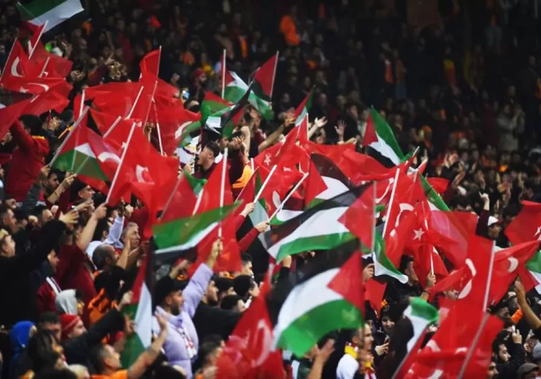 جماهير غلطة سراي تُجدد تضامنها برفع الأعلام الفلسطينية في دوري الأبطال (شاهد) جماهير غلطة سراي