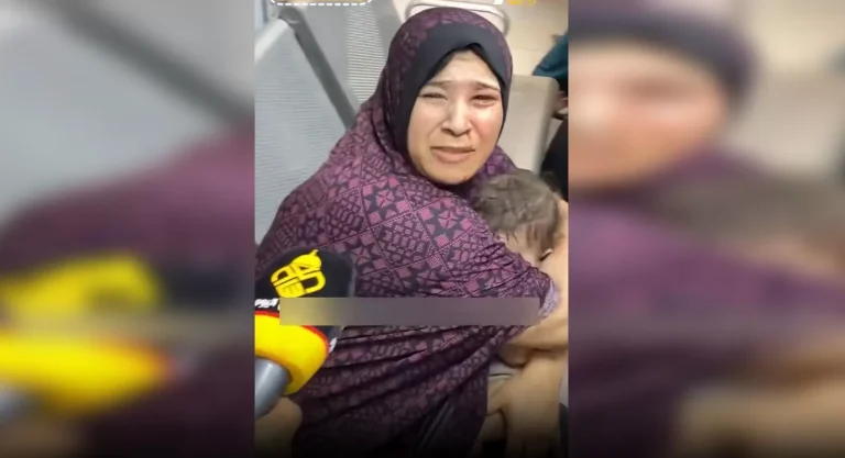 سيدة فلسطينية تحتضن طفلتها