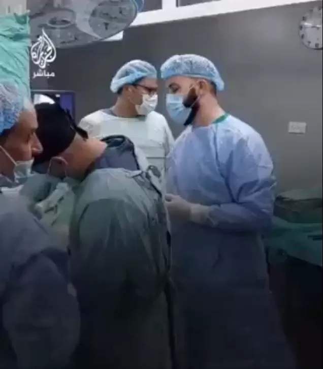 قبل أن يقتلهم الحزن والغضب.. مشهد مؤثر لأطباء غزة في غرفة عمليات بأحد المستشفيات أطباء فلسطينيون يجرون عملية جراحية في المستشفى الأوروبي