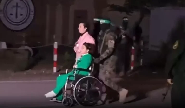 كتائب القسام تسلم عددا من الأسرى المحتجزين لديها