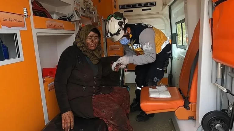 الأسد يواصل عمل إسرائيل خلال الهدنة.. مجزرة بحق مدنيين في إدلب أثناء قطفهم الزيتون (فيديو) مجزرة في إدلب