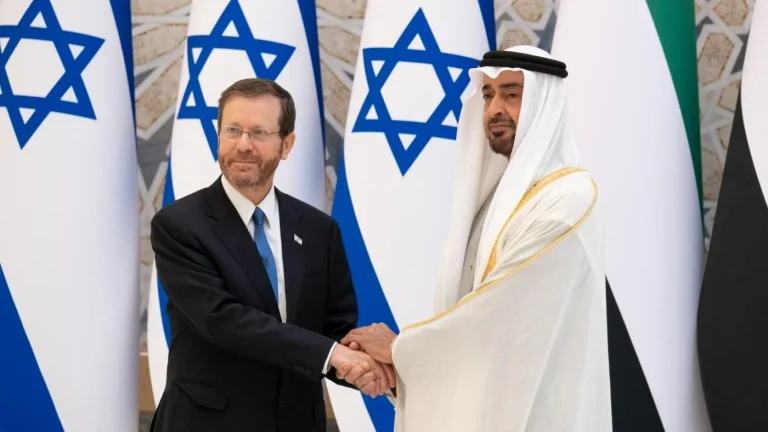معهد أمريكي يفضخ تخاذل الإمارات.. هي السند الحقيقي لإسرائيل في الحرب على غزة محمد بن زايد واسحق هرتسوغ