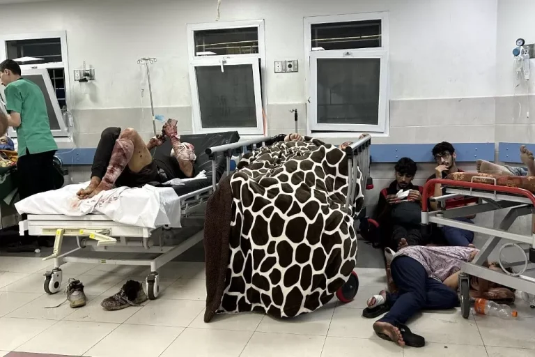حاخامات إسرائيل تفتي بجواز قصف مستشفى الشفاء: هل يتجه نتنياهو لتنفيذ المذبحة؟ مستشفى الشفاء