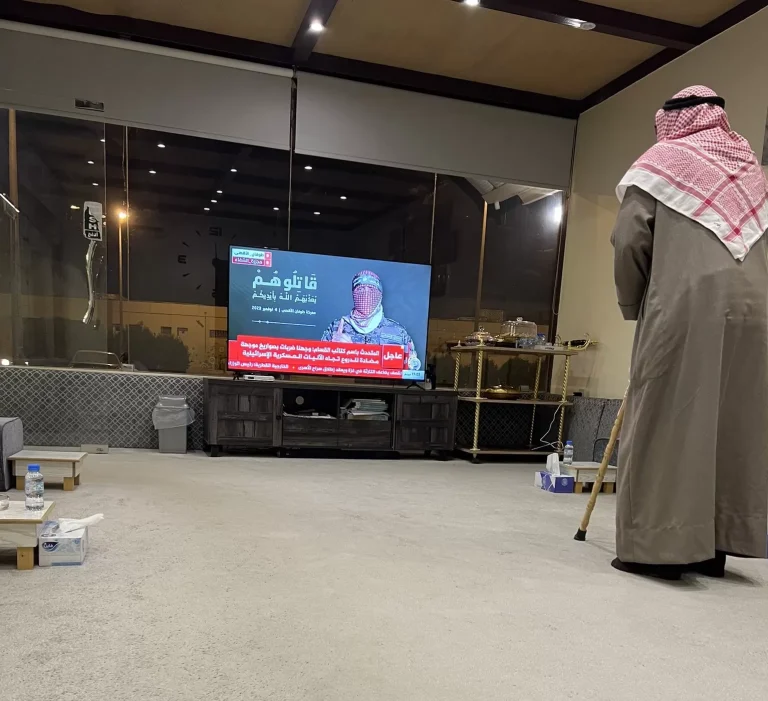 مسن كويتي ينتظر “أبو عبيدة” كل يوم ولا يستمع إليه إلا واقفاً (شاهد) مسن كويتي يتابع أبو عبيدة