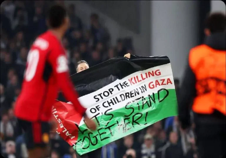 مشجع يرفع علم فلسطين في مباراة مانشستر يونايتد وكوبنهاغن