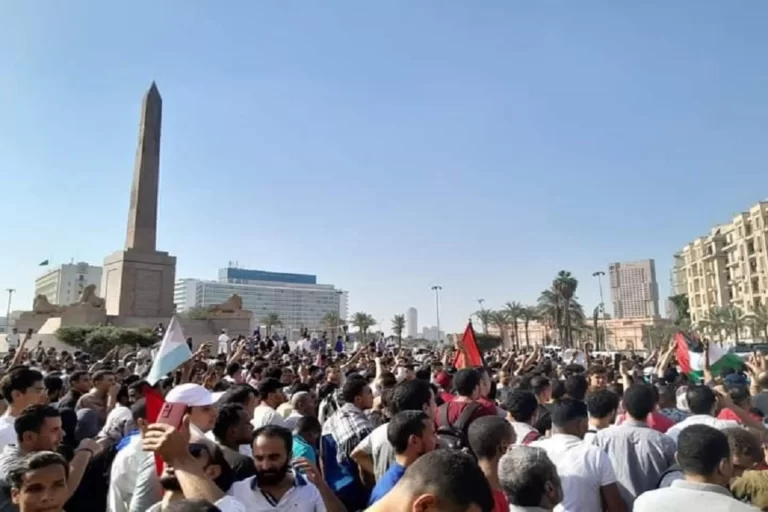 أكد موقع "دويتشه فيله" الألماني أن الاحتجاجات الداعمة للفلسطينيين في غزة قد تزيد من توتر الشارع بسبب قمع بعضها من قبل الأنظمة المستبدة في الشرق الأوسط، وهو ما قد يشعل ثورات جديدة على غرار "الربيع العربي".