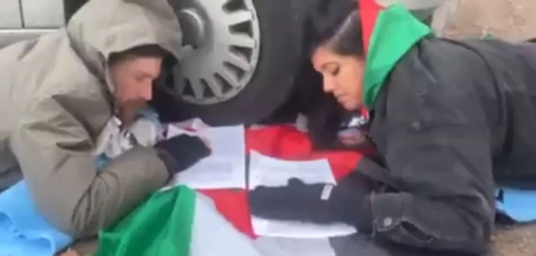 ناشطان من بالستاين آكشن من أمام مصنع أسلحة في بريطانيا يقرآن أسماء الأطفال الفلسطينيين الشهداء