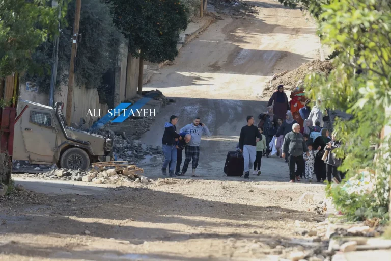 جنين منطقة عسكرية.. مداهمات وتفجيرات وأبو عبيدة يصدح في المآذن (شاهد) نزوح العائلات من مخيم جنين