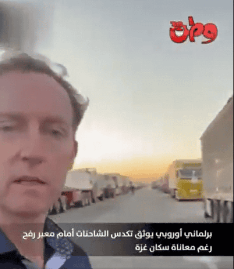 بينما 64% من سكان غزة يتناولون الحشائش.. برلماني أوروبي يوثق تكدس شاحنات المساعدات بمعبر رفح (شاهد) النائب في البرلماني الأوروبي باري أندروس في معبر رفح وخلفه شاحنات المساعدات