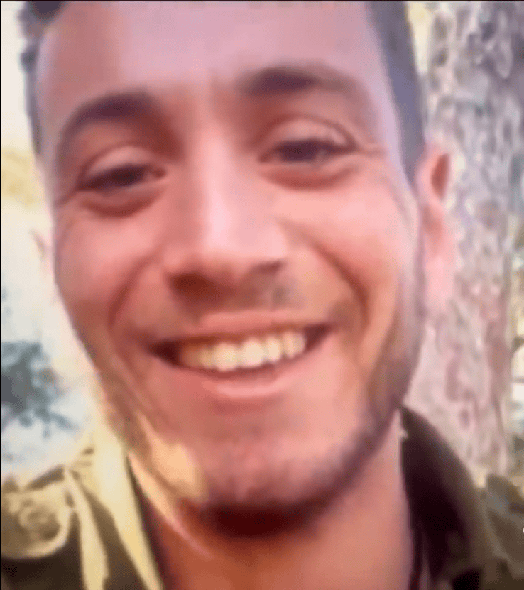 فيديو لجندي إسرائيلي يبحث عن طفل بغزة ليقتله.. وهكذا علق حفيظ دراجي وخديجة بن قنة جندي إسرائيلي الذي ظهر في فيديو يبحث عن طفل في غزة ليقتله