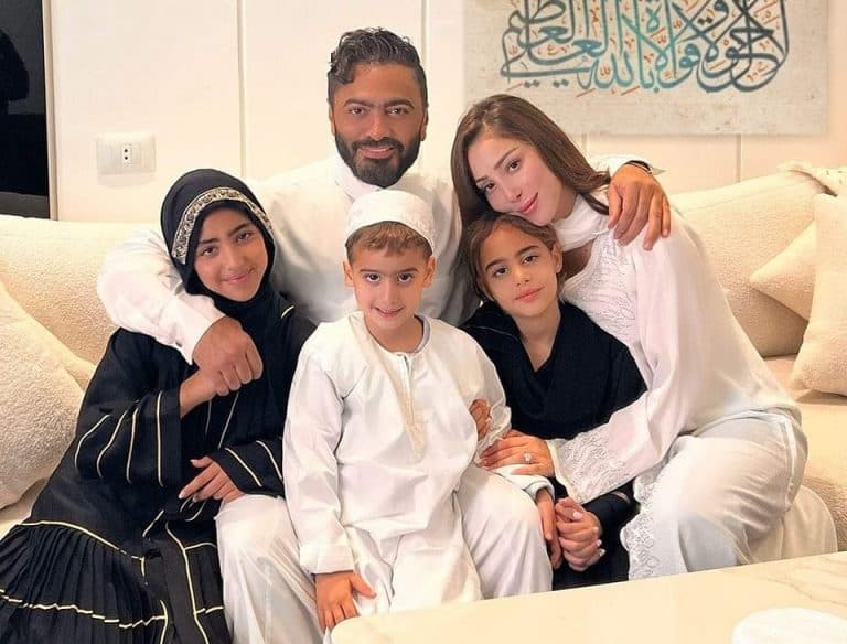 تامر حسني يحتضن طليقته بسمة بوسيل .. هل اختارا العودة في آخر يوم بـ2023!؟ تامر حسني مع طليقته بسمة بوسيل وابناءهما