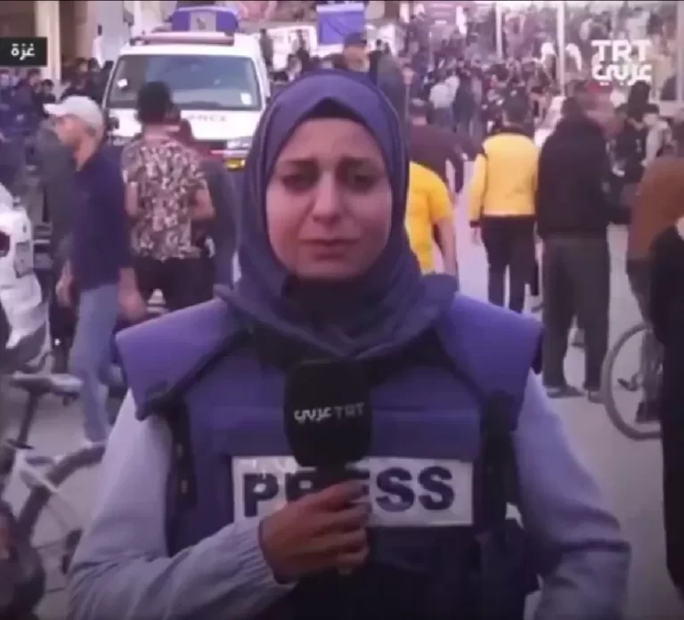 غزة.. انهيار مراسلة قناة تركية من البكاء أثناء نقلها خبر استهداف منطقة تسكنها أسرتها مراسلة قناة TRT عربي التركية ربى العجرمي تنهار باكية أثناء نقلها خبر استهداف منطقة تسكنها أسرتها