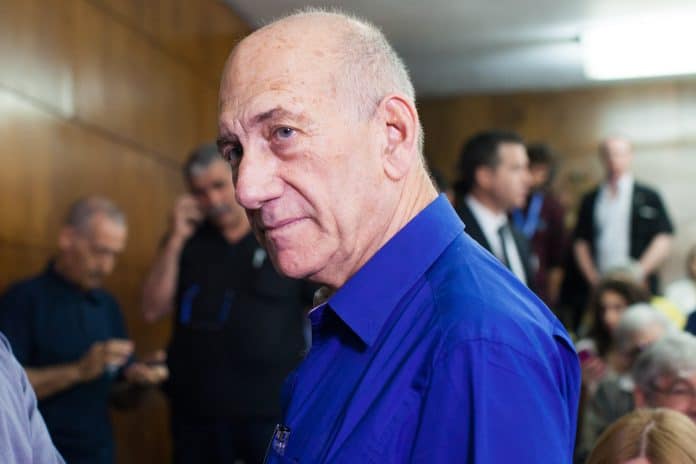 إيهود أولمرت دعا نتنياهو إلى وقف الحرب على غزة