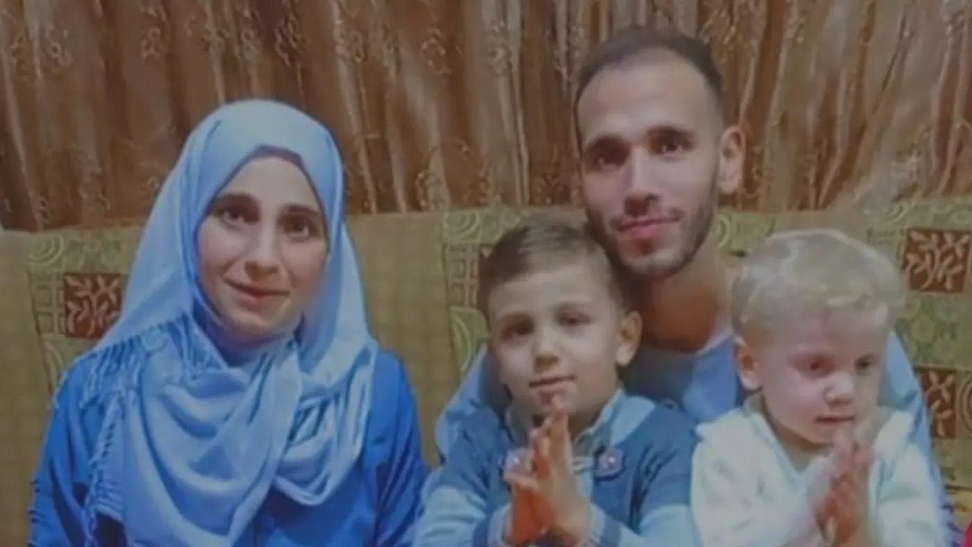 تجريد من ملابس ونزيف حتى الموت.. تفاصيل مأساوية لإعدام عائلة فلسطينية على يد قوات الاحتلال بغزة الزوجان فاطمة وأحمد الخالدي، اللذان قتلتهما القوات الإسرائيلية في مدينة غزة في 21 ديسمبر 2023، في الصورة مع ابنيهما، آدم (يسار) وفيصل (يمين)