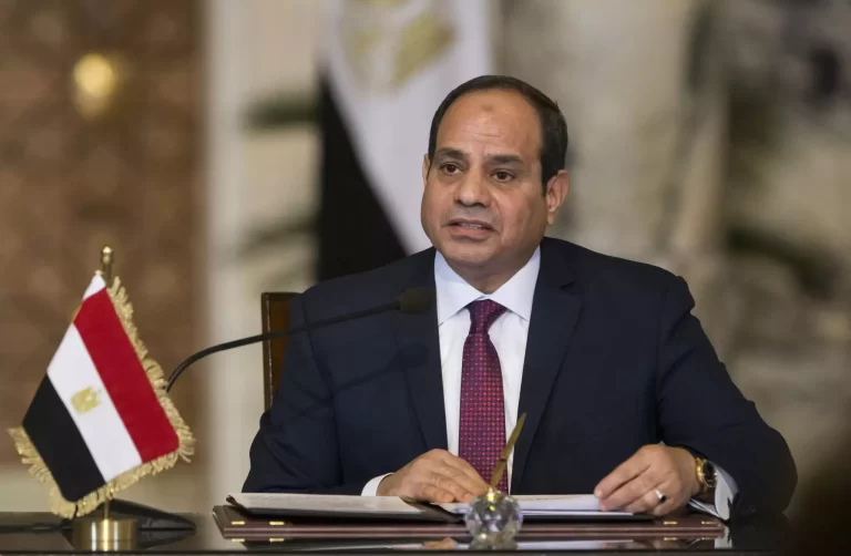 أغرق مصر في الديون وزج بالشعب في حافة الفقر.. السيسي يستعد لولاية جديدة بعد 10 سنوات من الفشل الرئيس المصري عبد الفتاح السيسي