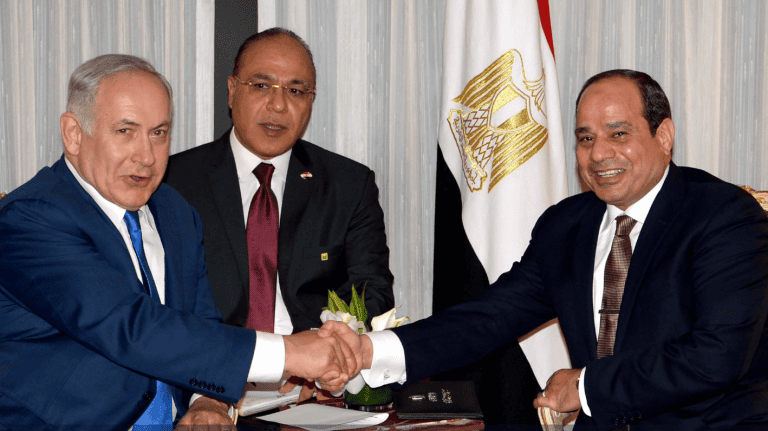لماذا تفضل تل أبيب وساطة مصر على قطر؟.. صحيفة عبرية تجيب السيسي ونتنياهو
