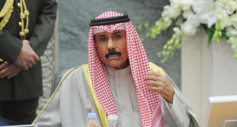 كويتي يسب الأمير الراحل نواف الصباح بعد وفاته.. شاهد الفيديو الذي تسبب في القبض عليه أمير الكويت الراحل نواف الصباح