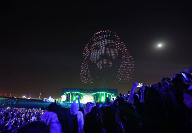 موسم الرياض .. تطاول على الذات الإلهية للمرة الثانية برعاية ابن سلمان! (فيديو) تطاول مغني أجنبي على الذات الإلهية في موسم الرياض