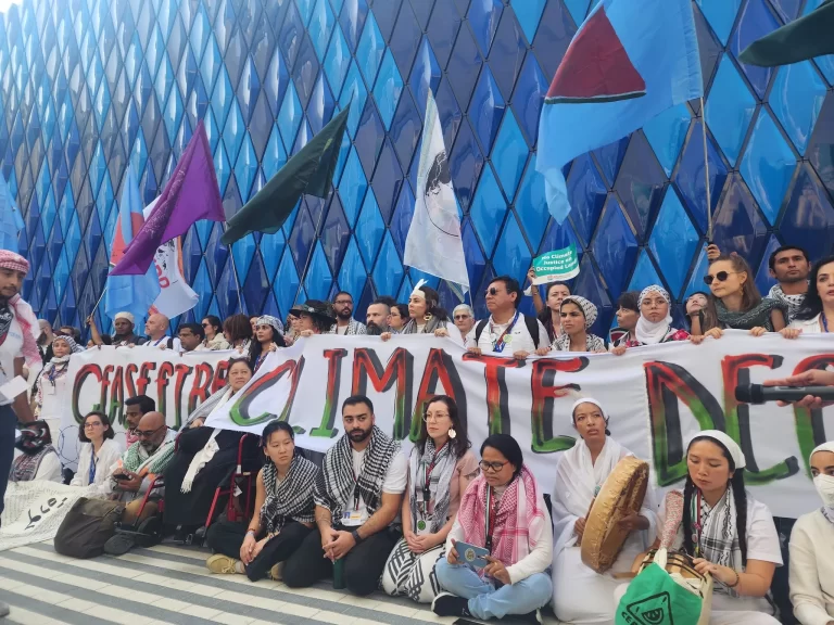 أول تظاهرة لدعم فلسطين في الإمارات وهتافات قرب جناح الاحتلال بمؤتمر المناخ (فيديو)